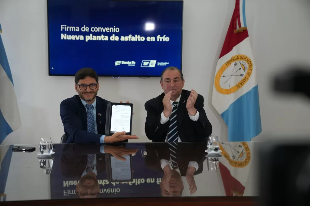Pullaro entregó a la Municipalidad un aporte para adquirir una planta asfáltica que genera 50 toneladas de asfalto por hora