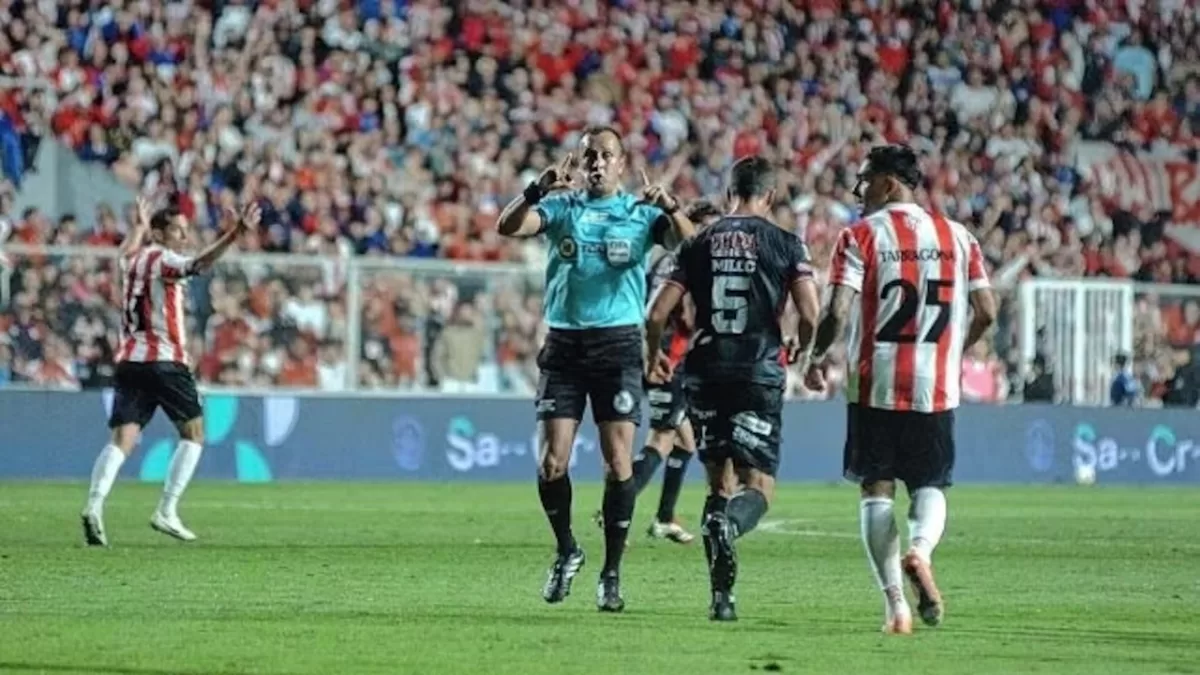 Unión y Defensa con árbitro para jugar en el 15 de Abril