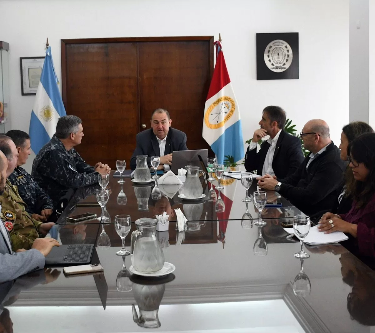 Poletti recibió al contraalmirante de la Armada para coordinar acciones