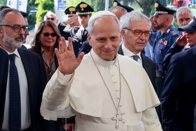 El Papa tuvo una “evolución posoperatoria normal” y caminó por la habitación