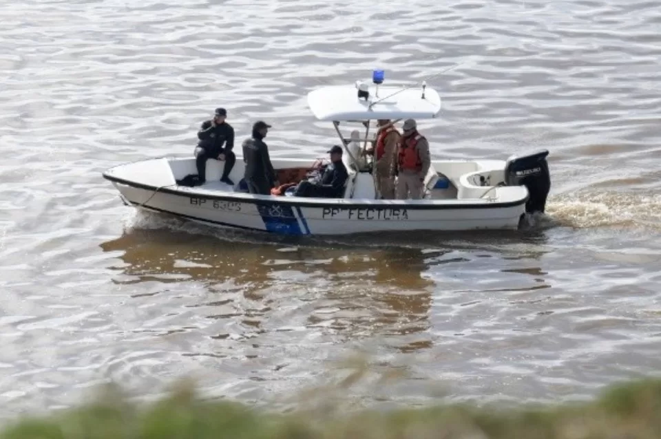 Buscan a tres hombres tras caer de una lancha en Fray Luis Beltrán