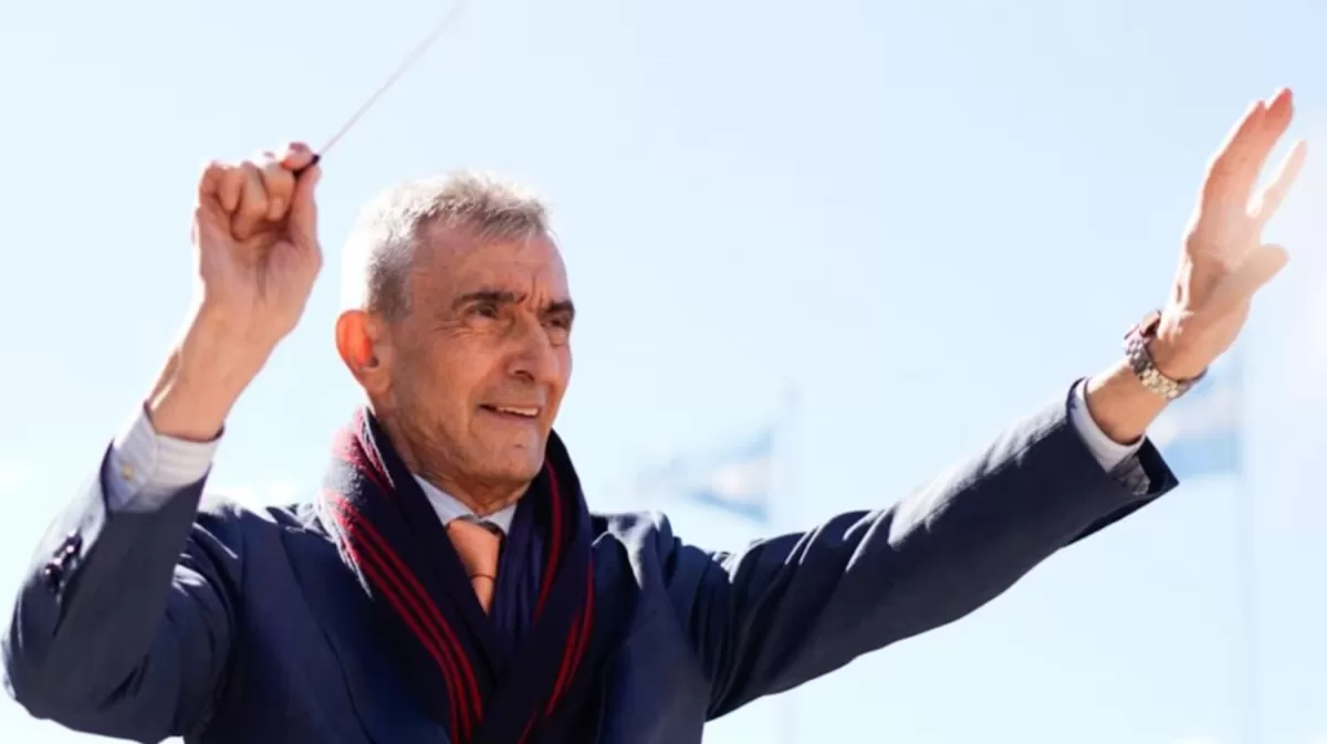Nelson Castro dirigió una banda con 700 músicos en el Monumento a la Bandera de Rosario