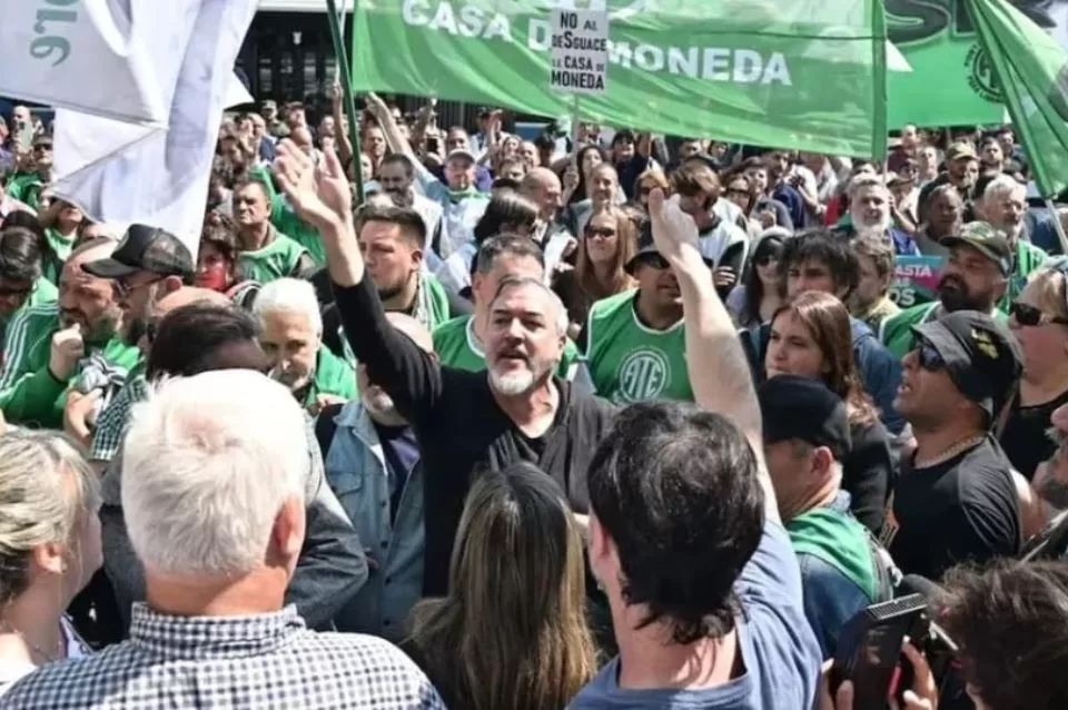Estatales marcharán en rechazo al plan de retiros voluntarios