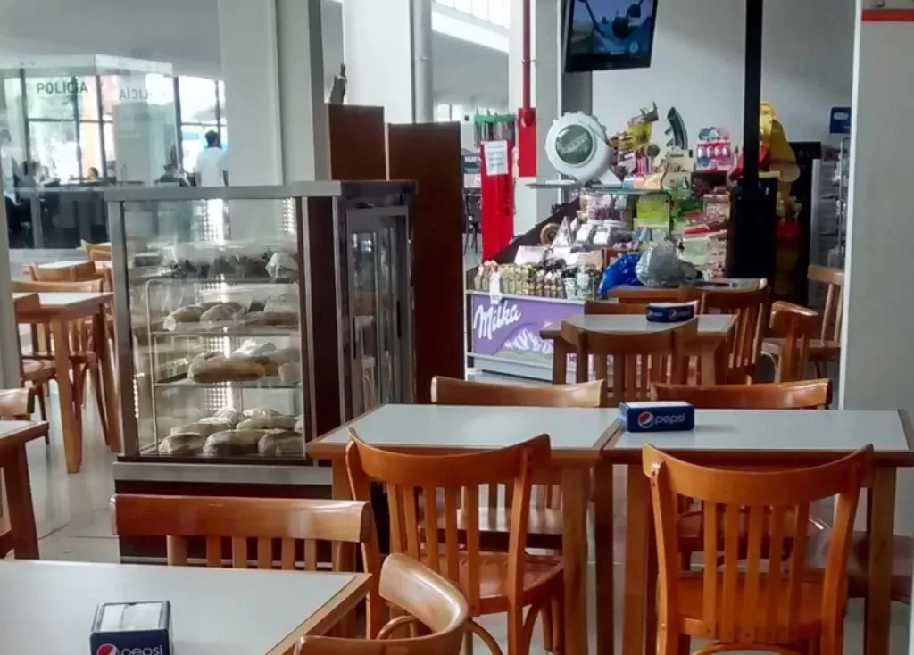 Comió un carlito, dijo que iba al auto a buscar plata, quiso escapar y terminó detenido
