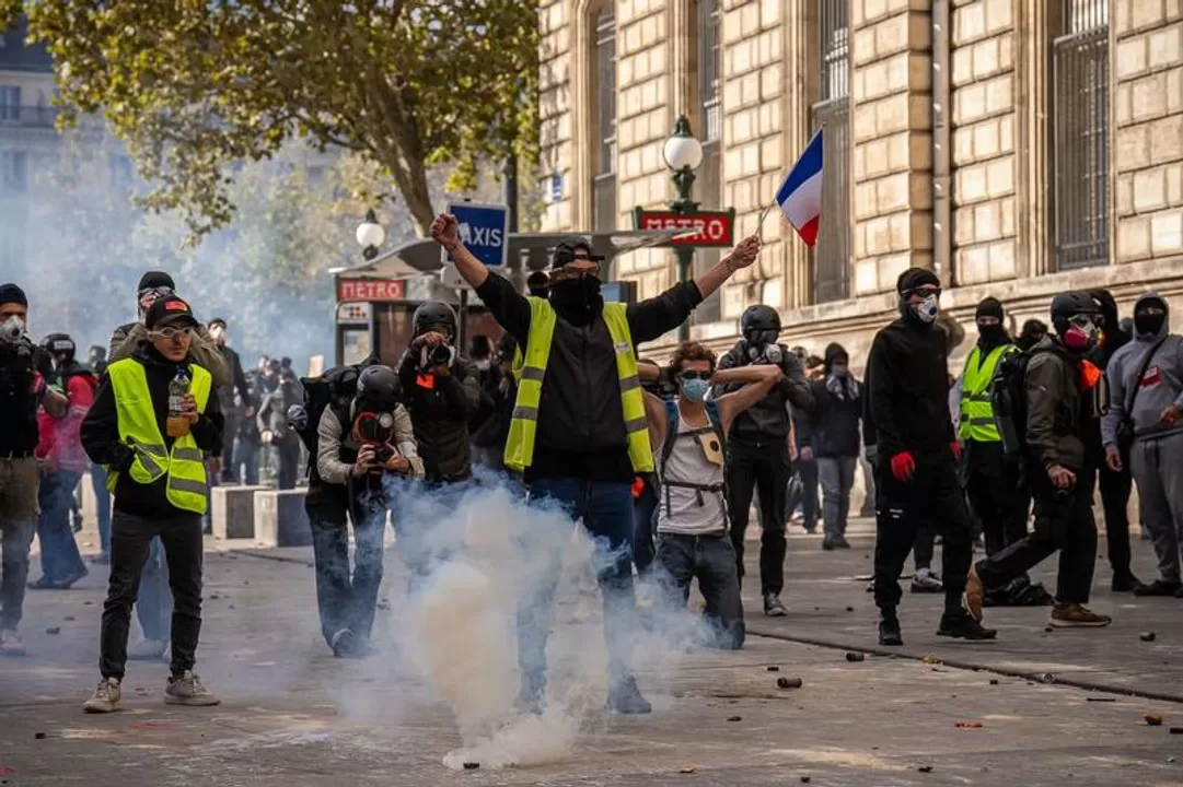 La Fiscalía de París investiga la muerte de un manifestante y la represión de un socorrista voluntario