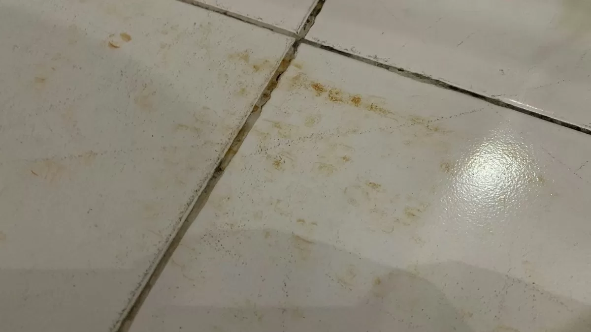 Manchas de óxido del piso: cómo sacarlas con el truco infalible de un ingeniero químico