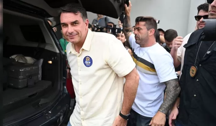 Flávio Bolsonaro se fue a Estados Unidos, según un medio brasileño