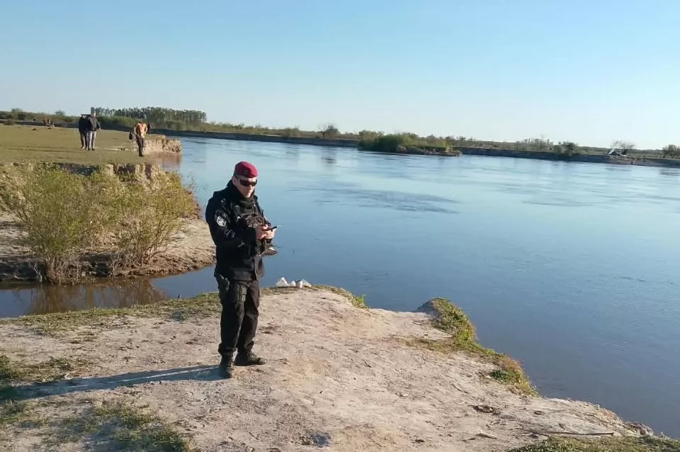 Buscan a un joven que cayó al río Salado tras darse vuelta su canoa