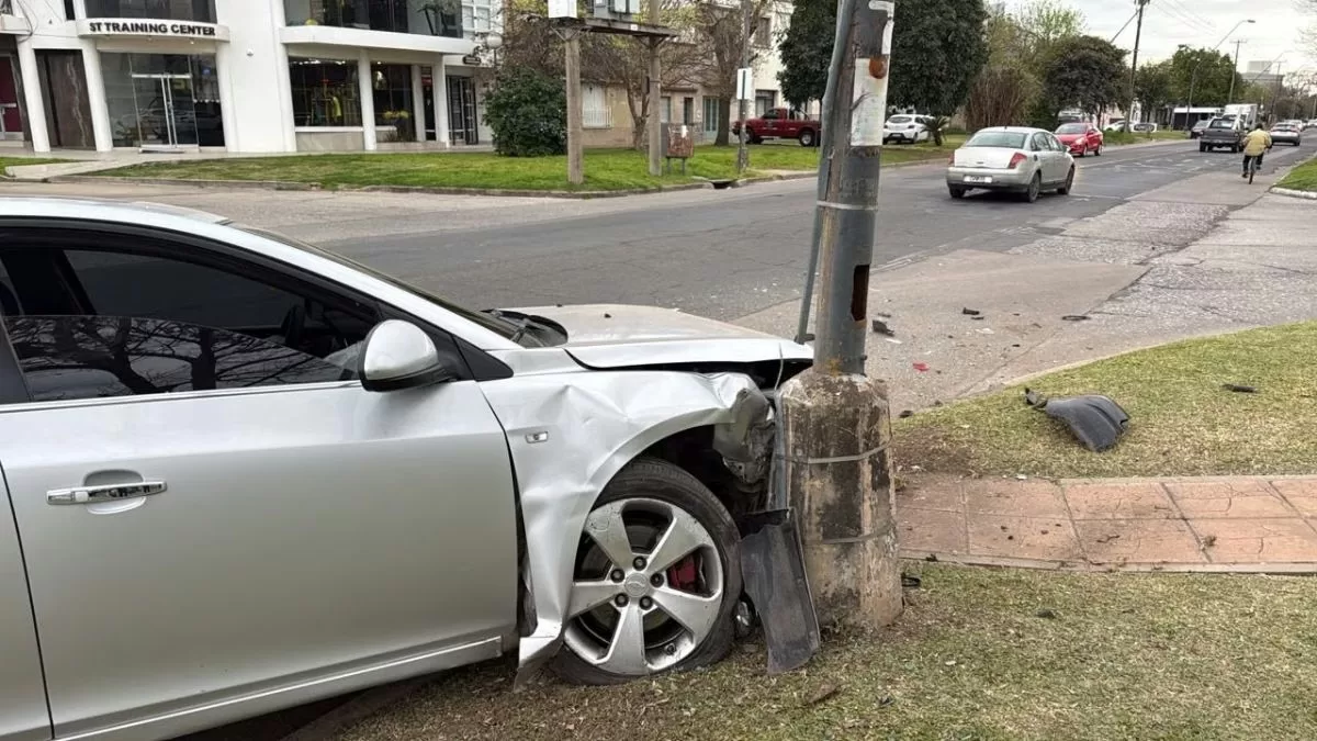 Chocó contra un poste en avenida General Paz y abandonó el auto