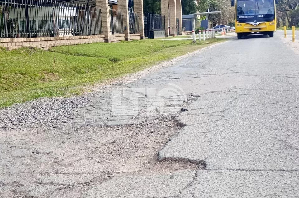 Reclaman arreglos de baches en la zona de countries