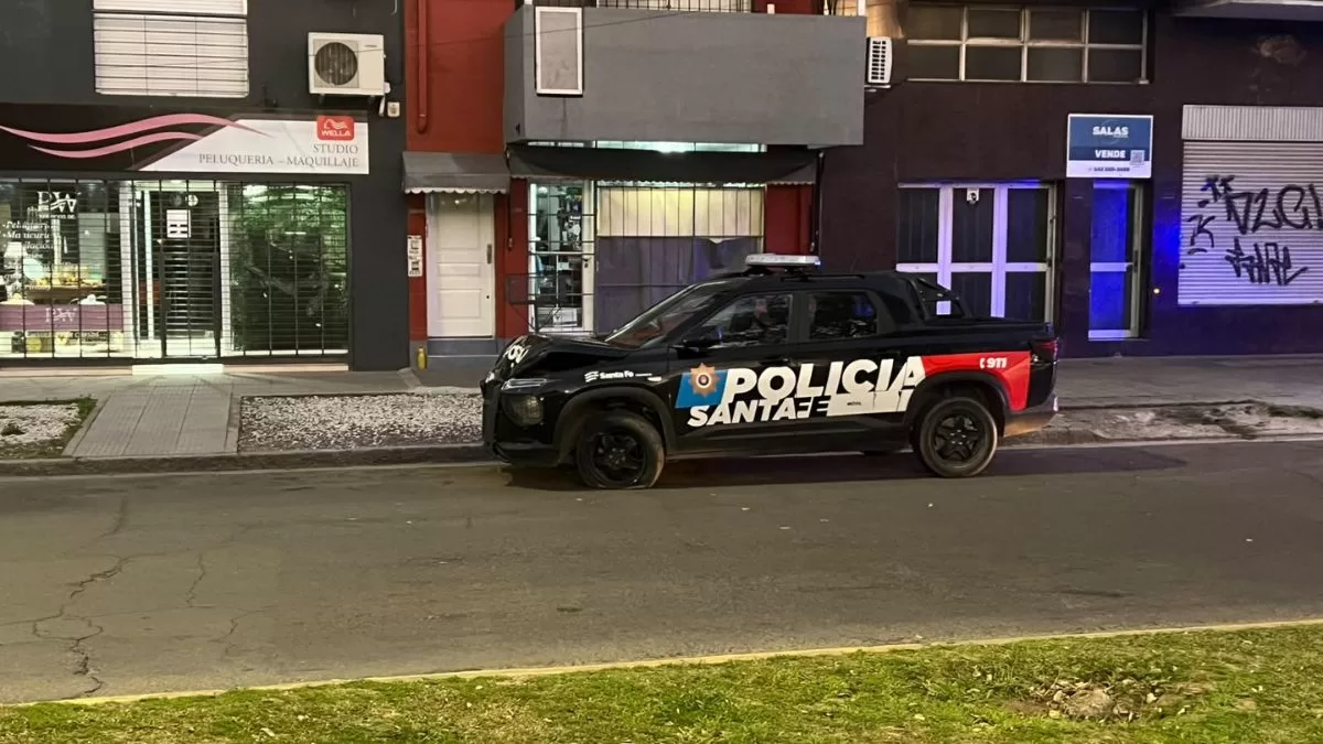 Un patrullero estaba trasladando a un baleado y se estrelló contra un árbol en Av. Freyre