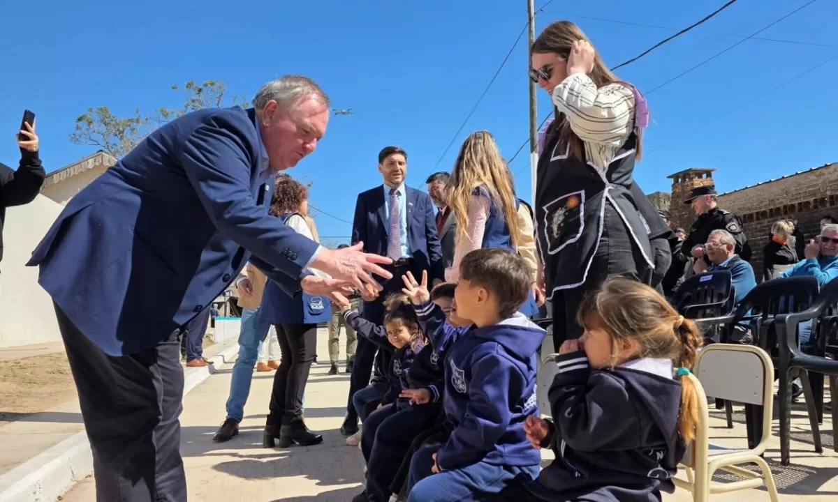 Con la presencia del Gobernador Pullaro se inauguró la obra de pavimento frente al Jardín de la E.N.S. N° 40 “Mariano Moreno”