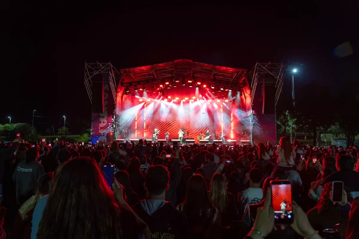 Vecinos y visitantes disfrutaron del increíble show de Los Totora en el Fan Fest de Santa Fe