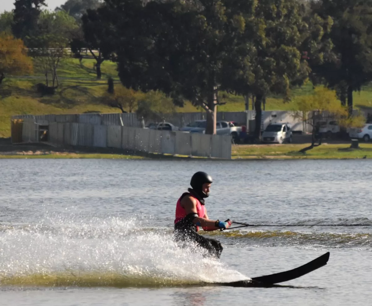 El esquí náutico se volvió protagonista en el lago del Parque del Sur