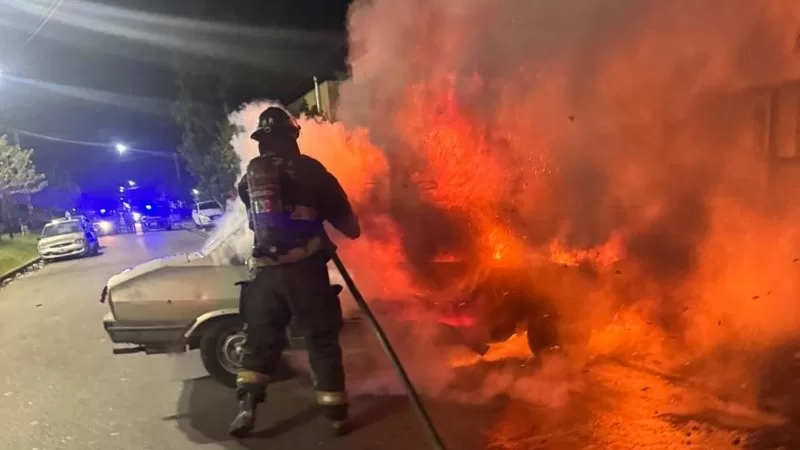 En menos de dos horas, prendieron fuego tres autos esta madrugada