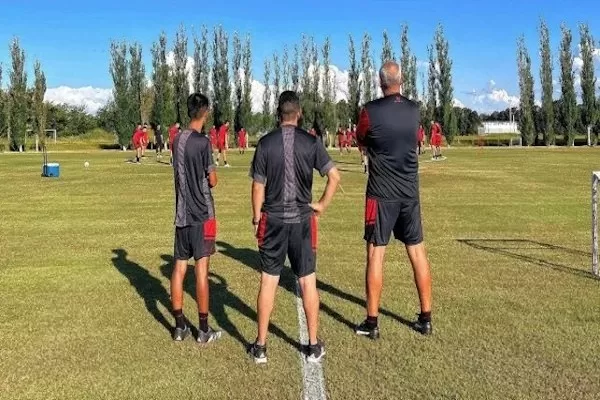 Delfino nuevamente obligado a mover piezas