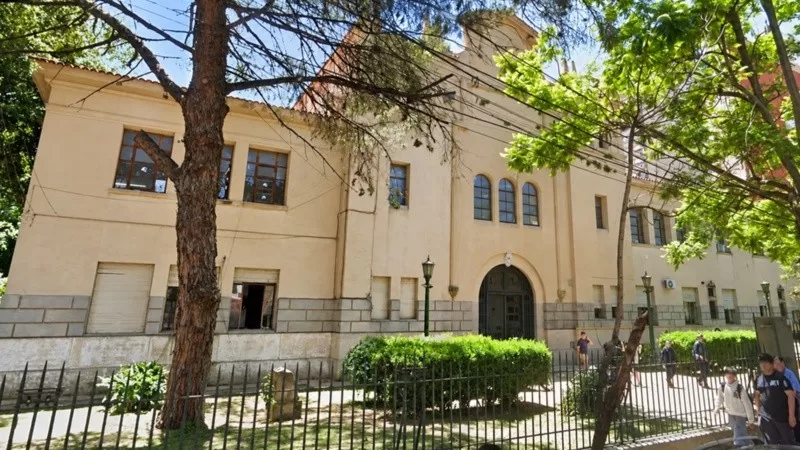 Denuncias por presunto acoso en el colegio Sarmiento: un docente fue demorado