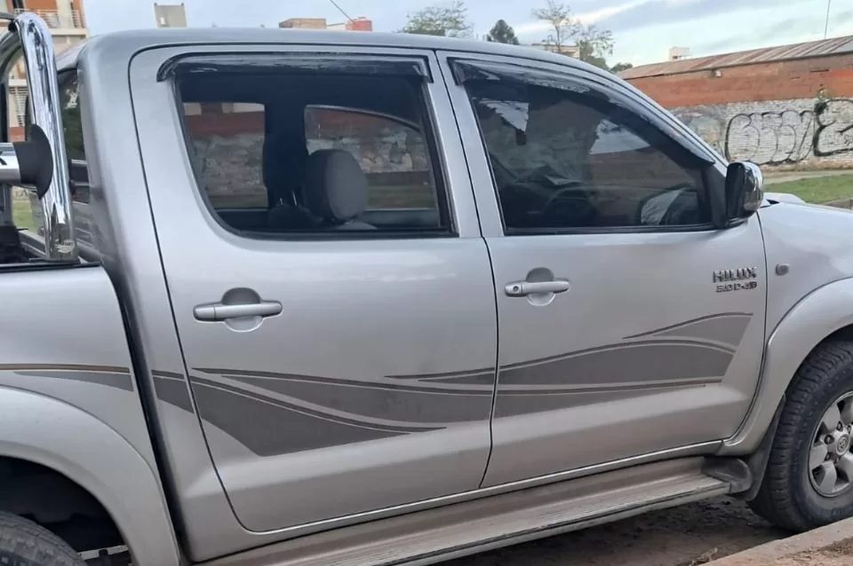 Rompieron la ventanilla de la camioneta y les robaron documentación