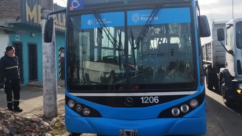 Robó un colectivo, manejó una hora y lo dejó abandonado en Segui y Felipe Moré