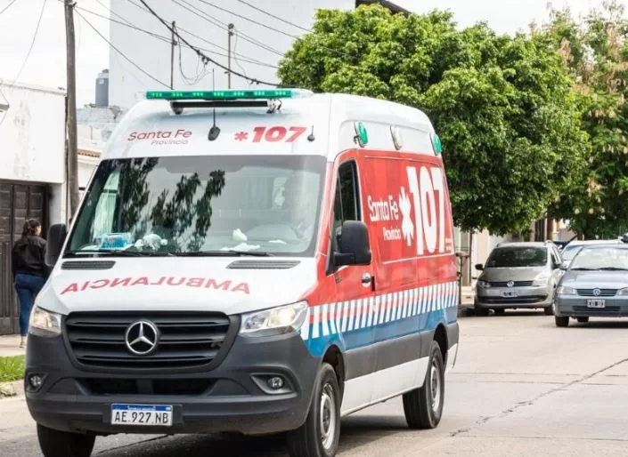 Apedrearon una ambulancia y una mujer de 77 años quedó sin atención médica en Los Hornos