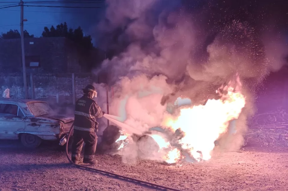 Se incendió un carro cargado con cubiertas y el fuego alcanzó a un auto