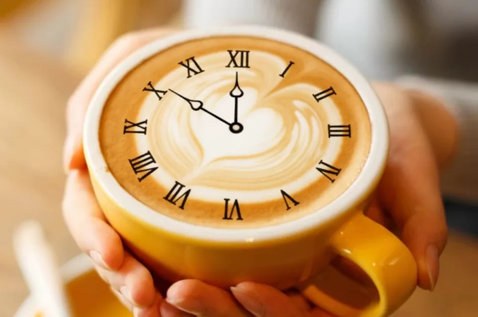 Por qué tomar café apenas te levantás puede ser un error