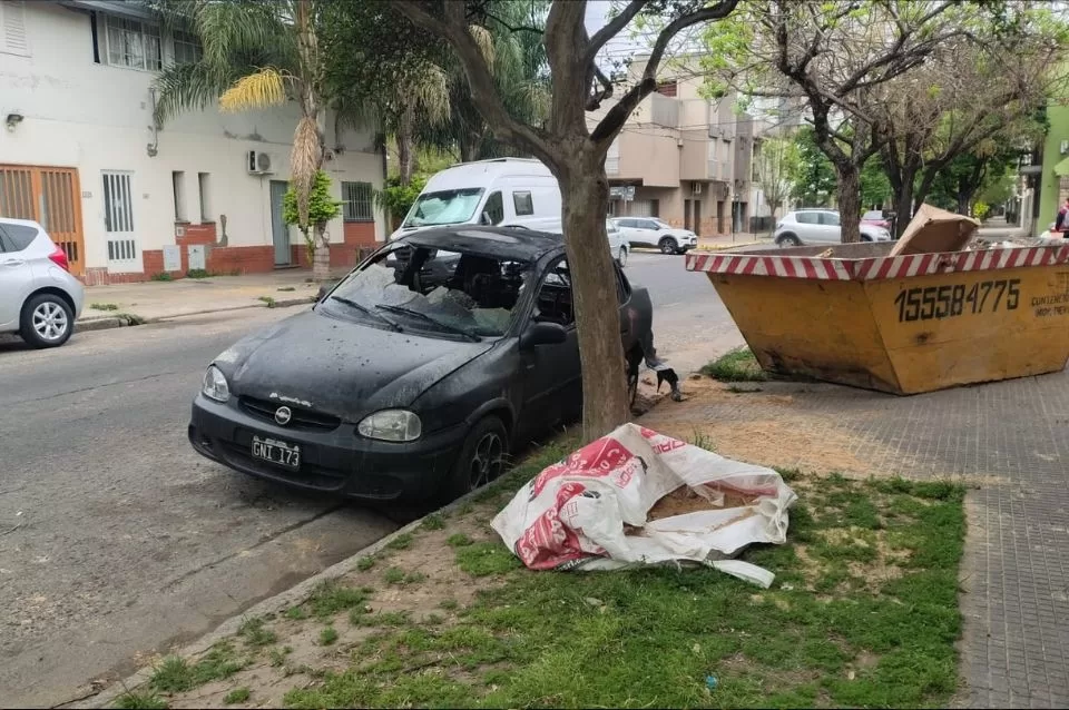 Le prendieron fuego el auto y todo quedó filmado