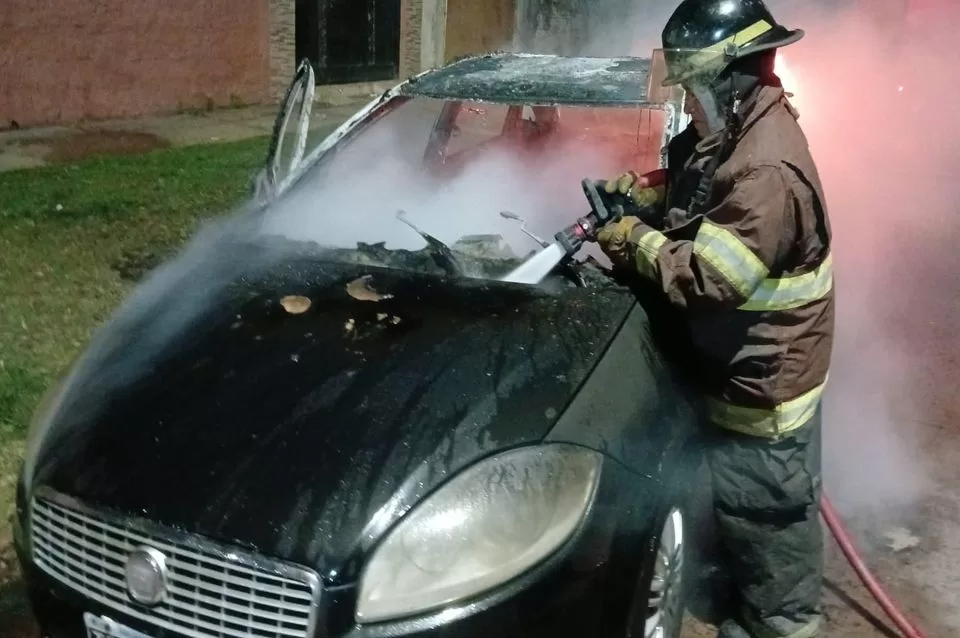 Un auto se prendió fuego y quedó con daño parcial
