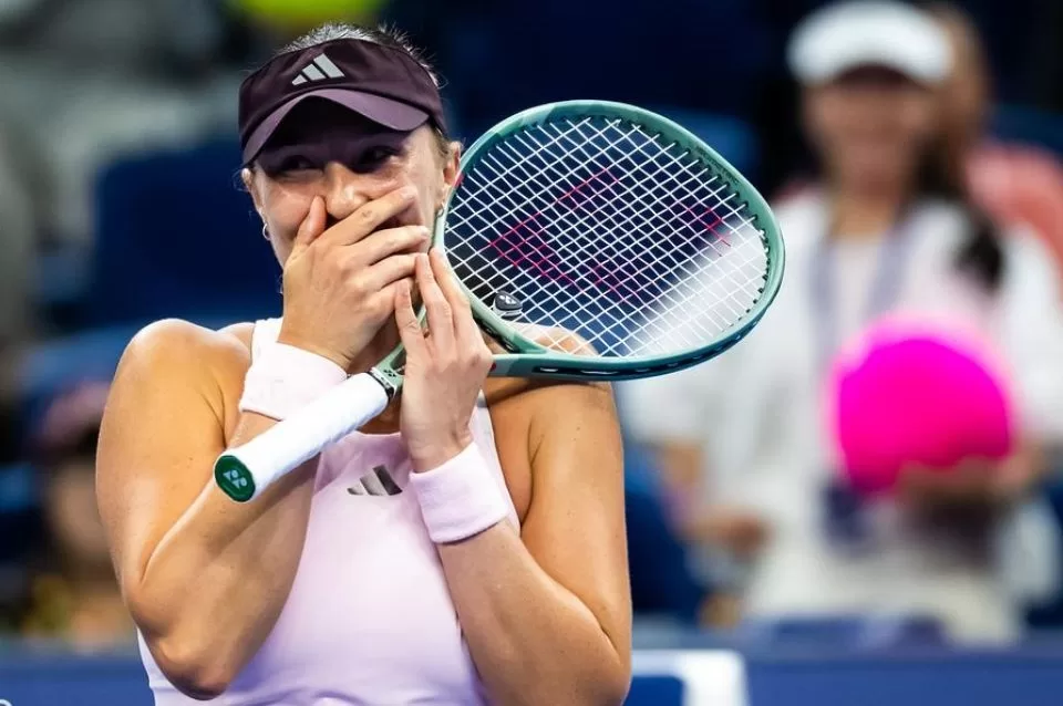 Sorpresa en Beijing: Rybakina perdió en su debut como número uno
