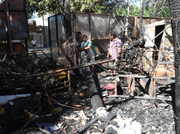 Una persona resultó herida y catorce lograron escapar de un incendio en una chatarrería 