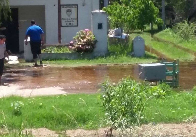 Arroyo Leyes: el agua llegó hasta la Comisaría