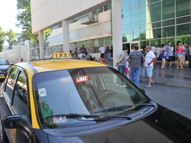 Peones y titulares de taxis resolvieron parar hasta las 18 por un violento robo