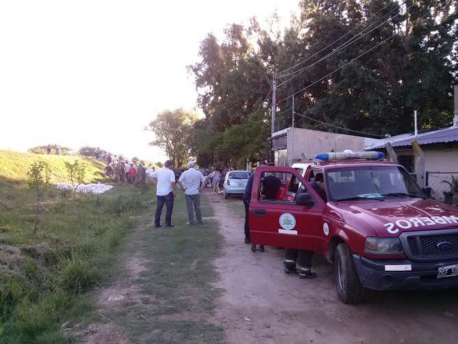Bomberos zapadores trabajan para fortalecer las defensas costeras