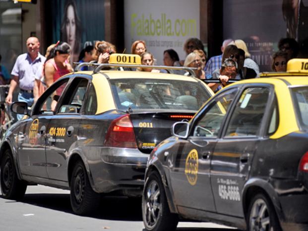 Taxis: en tres meses dará comienzo una prueba piloto de pago con la tarjeta Movi