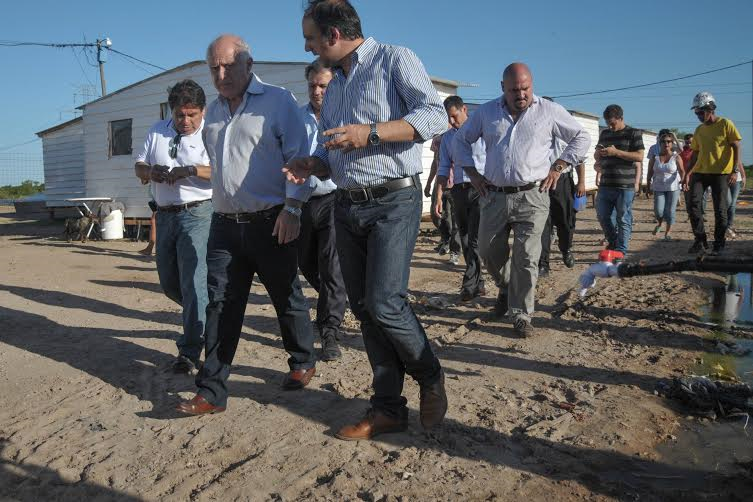 Corral y Lifschitz - Recorrida por las viviendas construídas para los inundados
