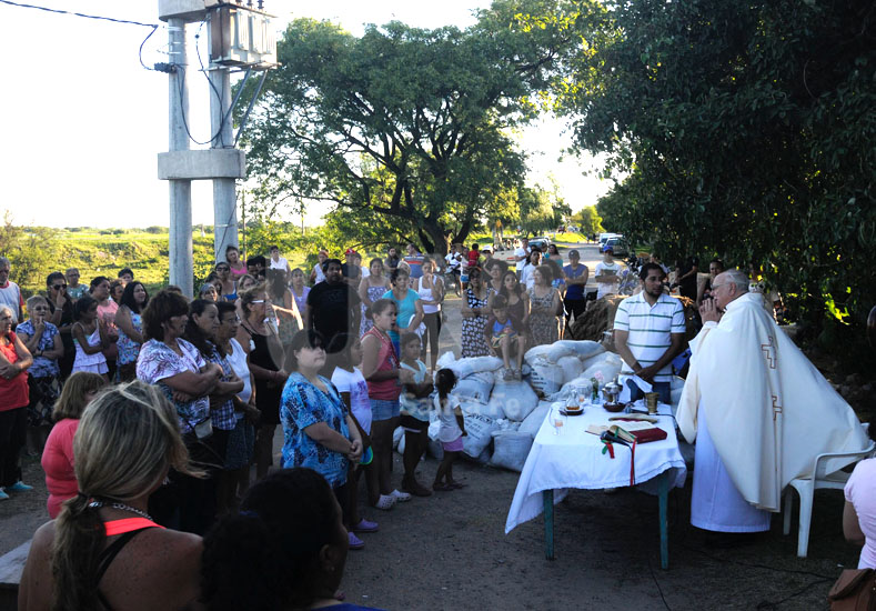 Monseñor Arancedo dio misa a la orilla del río para los vecinos