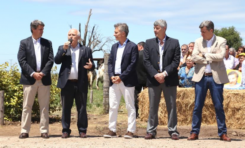 Lifschitz y Macri firmaron un convenio para la promoción y apoyo al sector lácteo argentino