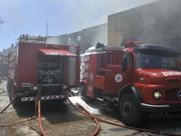 Un incendio en un depósito de caucho alteró la calma en la zona sudoeste 