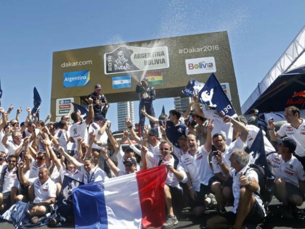 Stepahne Peterhansel festejó con champán en el Monumento su triunfo en el Dakar en autos
