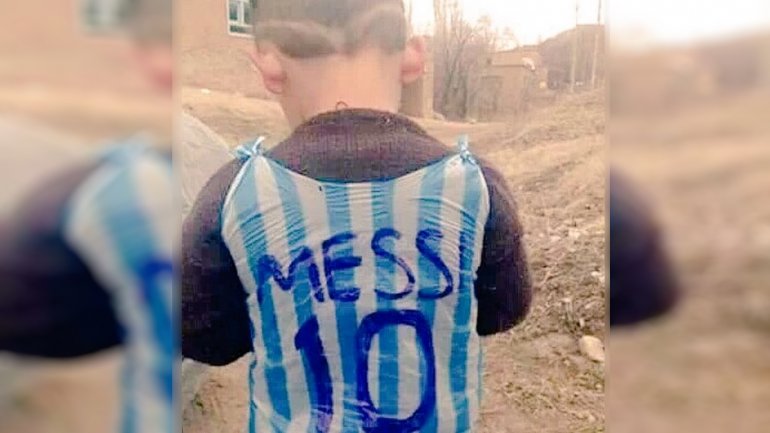 La foto del niño iraquí fanático de Lionel Messi que emocionó a todo el mundo del fútbol