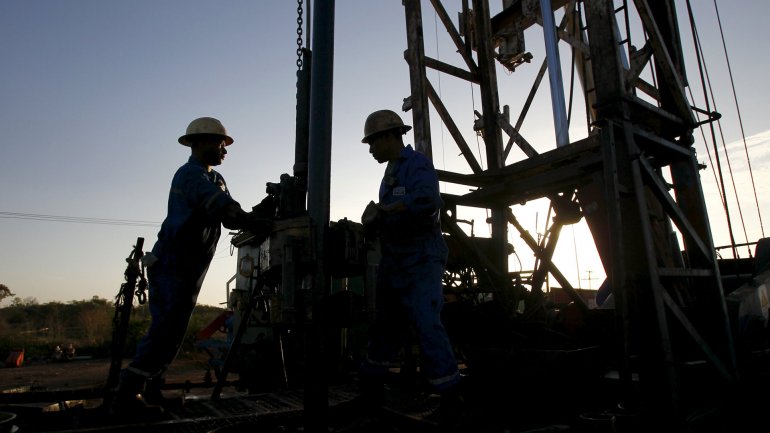 El petróleo de EEUU cae en Asia a menos de USD 28, su nivel más bajo en 12 años