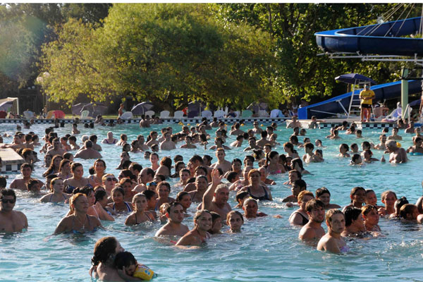 Los santafesinos escapan del calor a las piletas de los campings