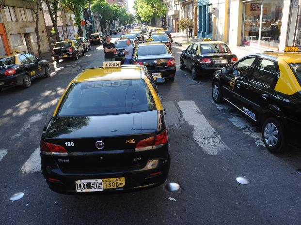 Un taxista sufrió graves heridas al ser apuñalado en un intento de robo 