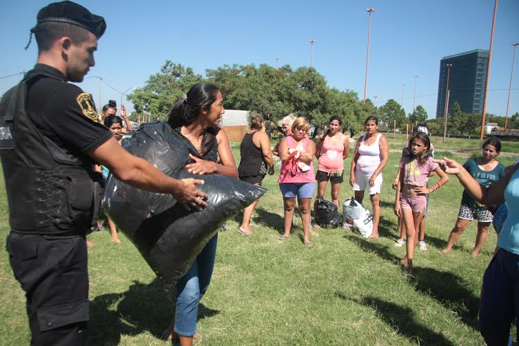 La Policía de Santa Fe entregó donaciones a vecinos afectados por las inundaciones
