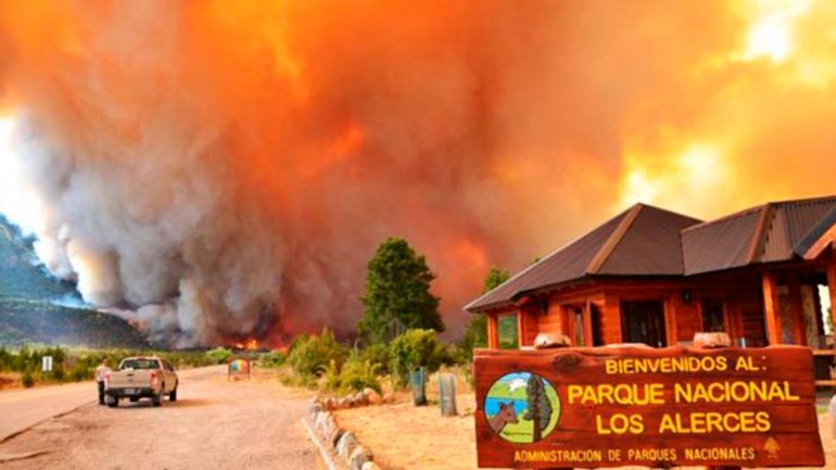 Un megaoperativo por tierra y aire combate el incendio forestal en Chubut