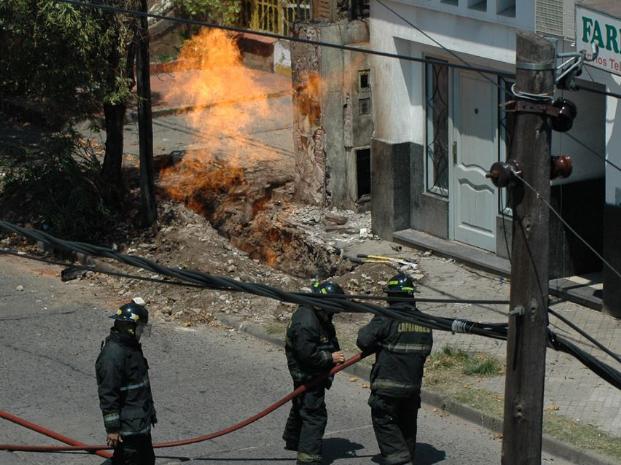 Caño de gas roto, incendio y corte de luz en Rosario