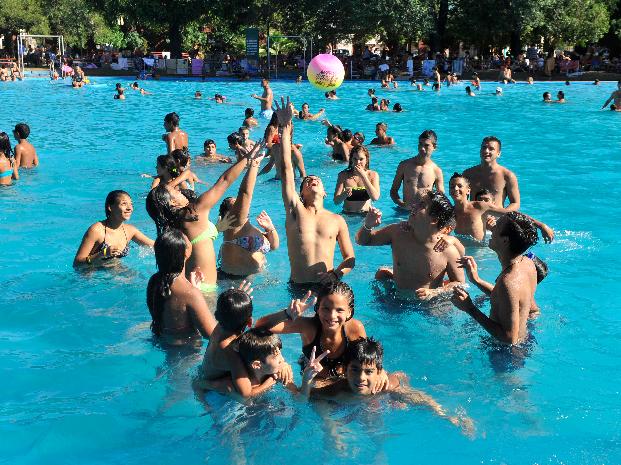 Las piletas públicas y de clubes se colmaron por la escasez de playas 
