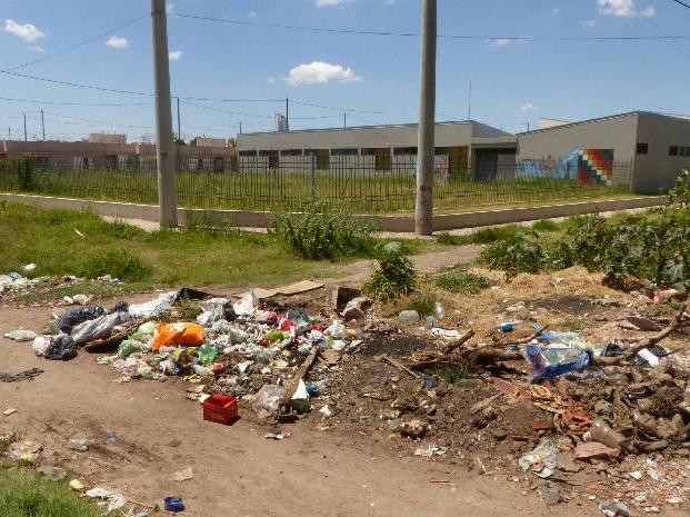 En el barrio toba quieren terminar con los basurales y las montañas de escombros 