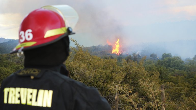 Vestido de brigadista, intentó iniciar un incendio en Chubut