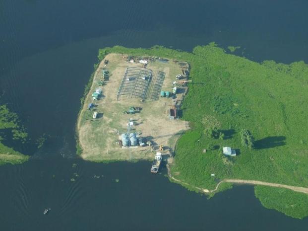 El agua arrasó con los terraplenes ilegales de una empresa en las islas 